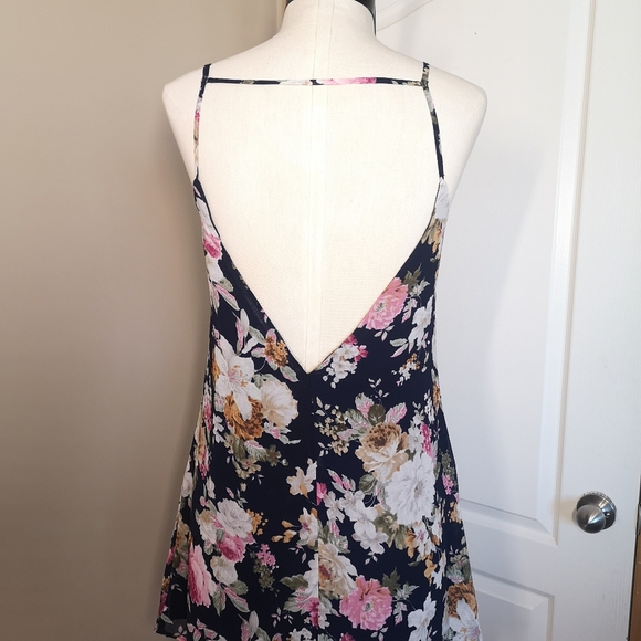 Tobi Floral love cut back dress size Small - Picture 2 of 8